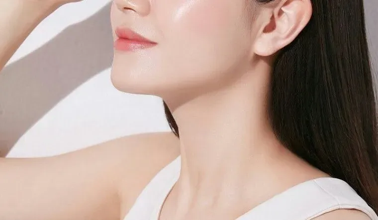 Hình ảnh thực phẩm tự nhiên chứa omega 3 từ cá biển và các loại hạt. 