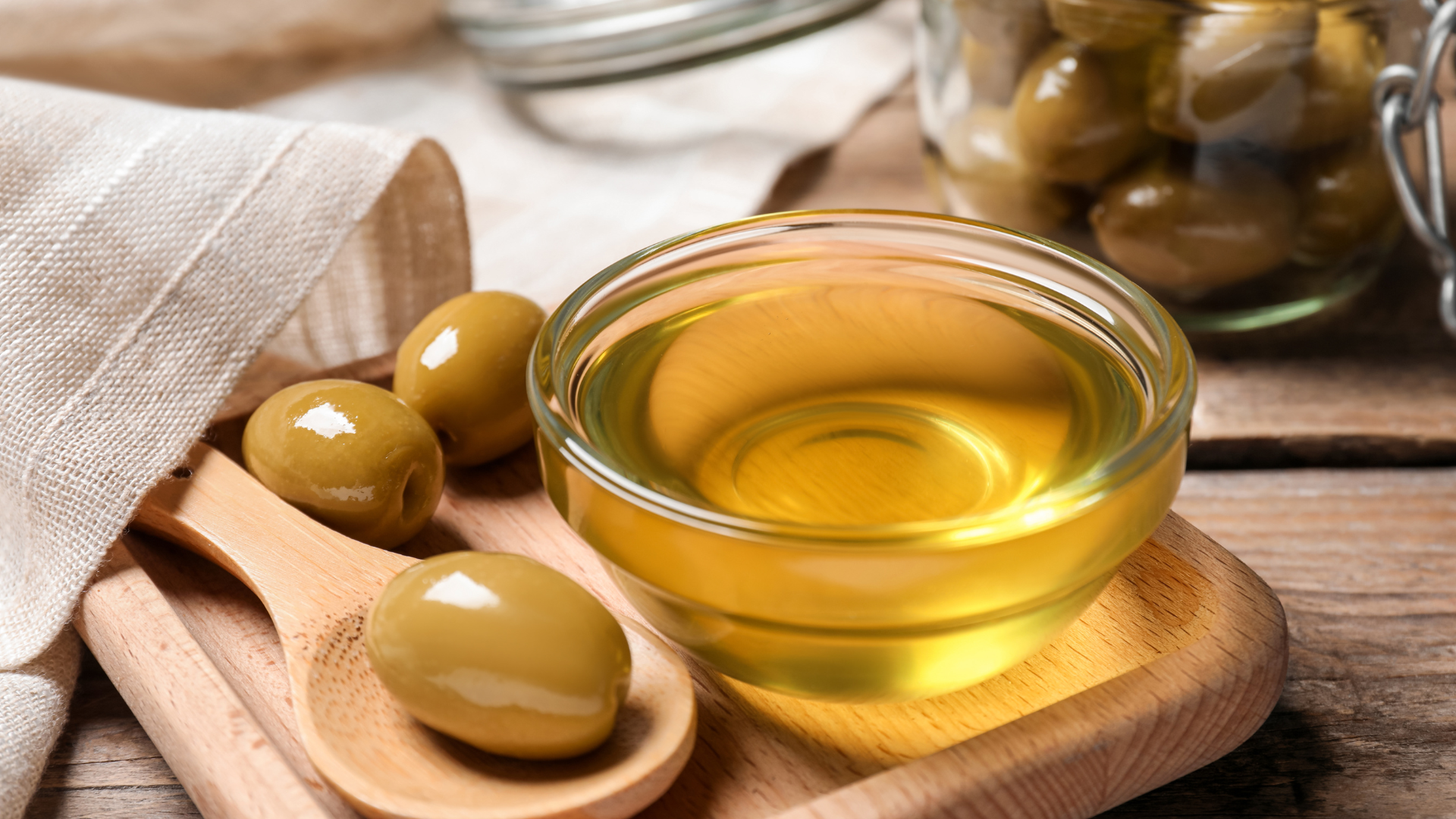 Hàm lượng chất béo bão hòa đơn trong dầu oliu giúp bảo vệ mạch máu và tăng cường sức khỏe tim mạch