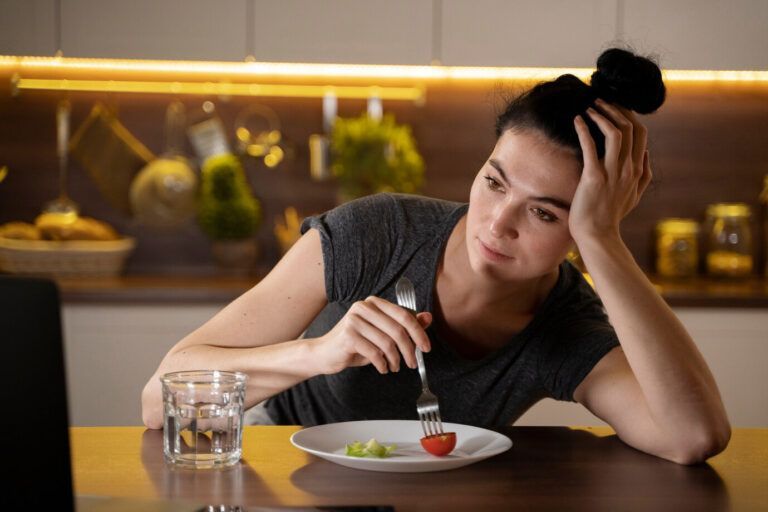 Sử dụng dầu oliu trong chế độ ăn giúp duy trì cảm giác no lâu và hỗ trợ kiểm soát cân nặng tốt hơn