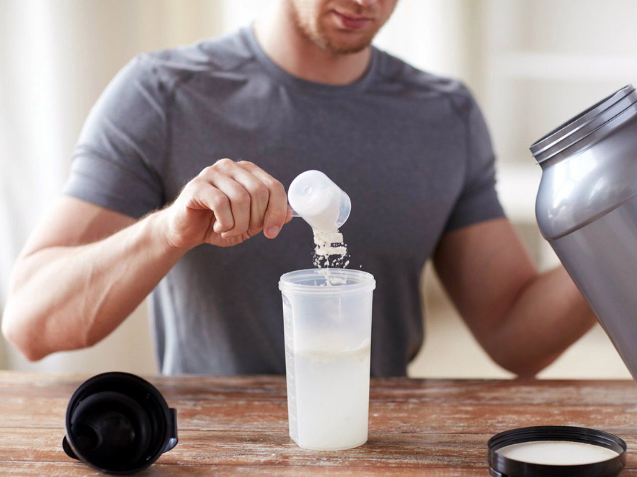 Người bệnh gút tập gym nên ưu tiên chọn dòng Whey Isolate tinh khiết và dùng với liều lượng điều độ 