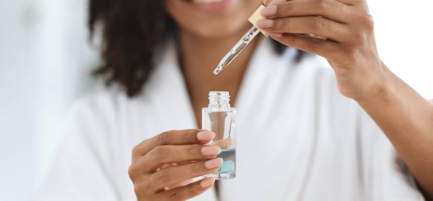 Sử dụng một lượng serum vừa đủ và vỗ nhẹ để dưỡng chất thấm sâu vào da