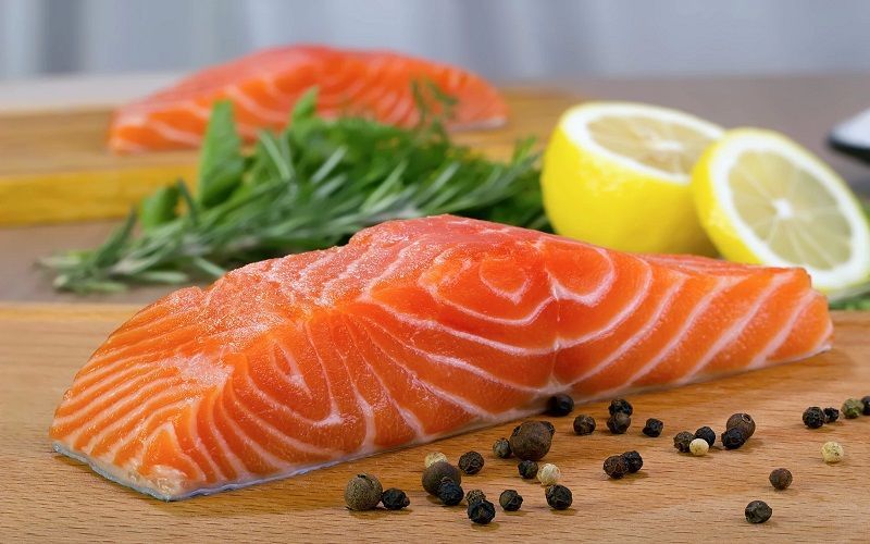 Người bệnh gút chỉ nên chế biến cá hồi theo phương pháp hấp hoặc áp chảo thanh đạm 