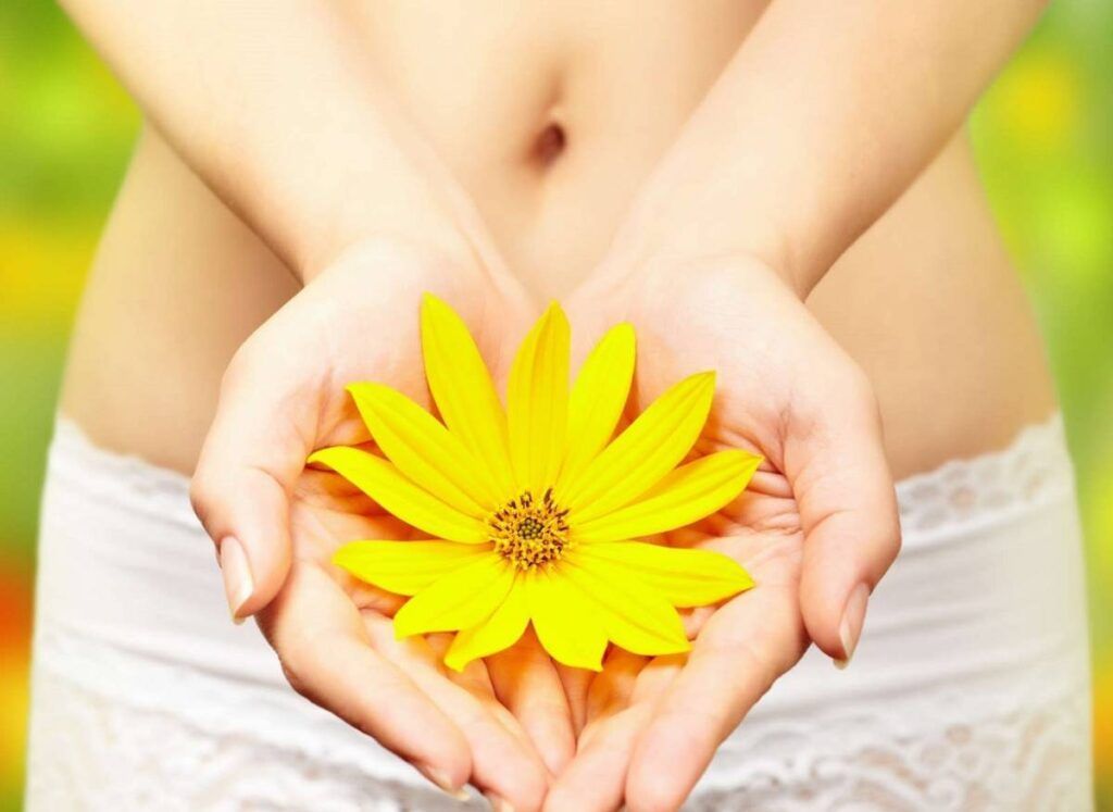 Giữ vệ sinh vùng kín sạch sẽ là điều tối quan trọng khi âm đạo ra máu giữa kỳ 