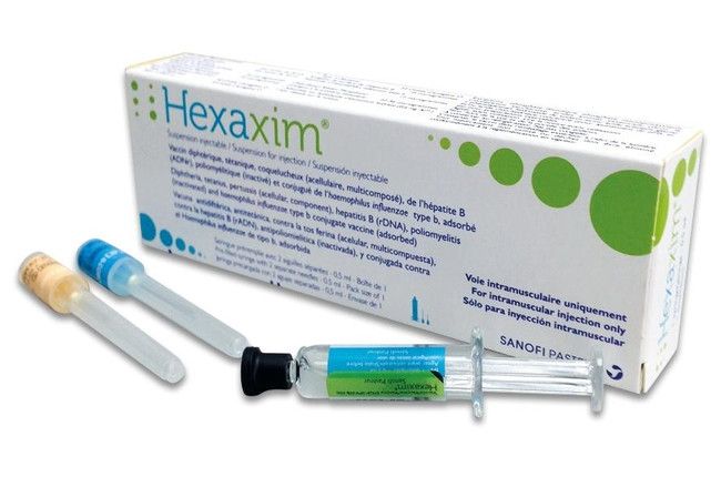 Nhân viên y tế lấy mẫu máu để xét nghiệm tầm soát viêm gan B