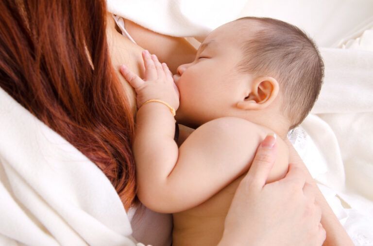 Sữa mẹ là nguồn dinh dưỡng hoàn hảo giúp bé phát triển toàn diện cả về thể chất lẫn trí tuệ 