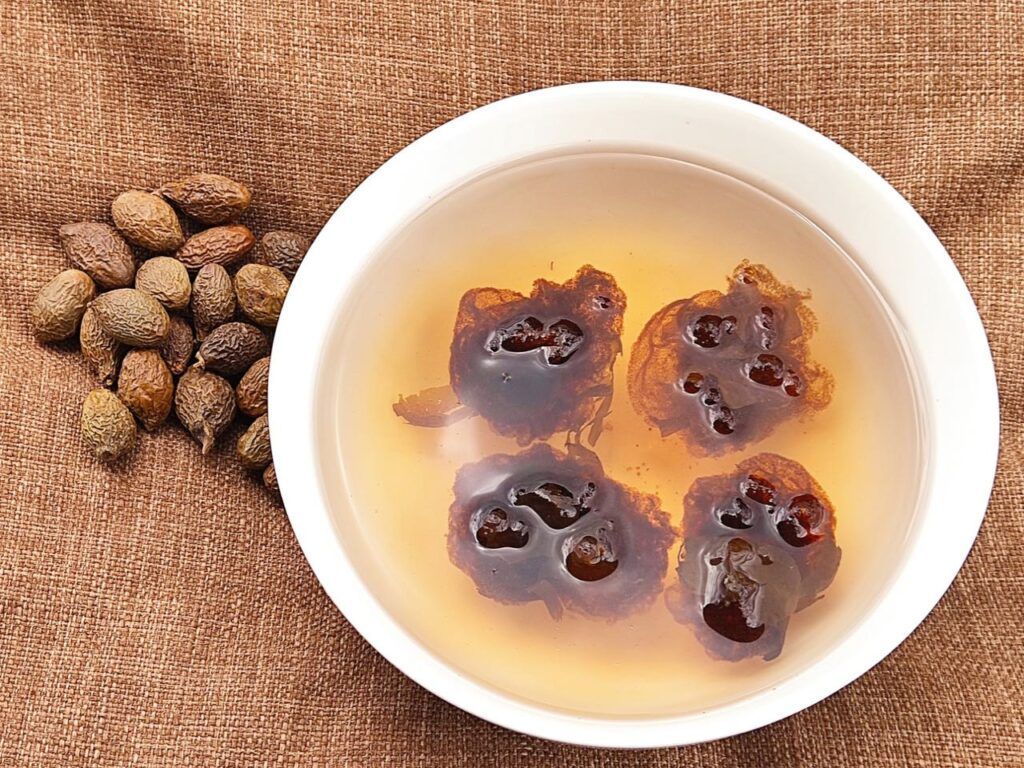 Hình dáng hạt đười ươi khô và trạng thái nở bung sau khi ngâm nước