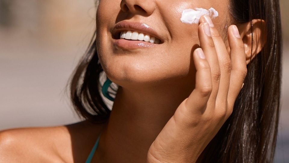 Sử dụng kem chống nắng phổ rộng là hàng rào bảo vệ da vững chắc nhất trước tia cực tím