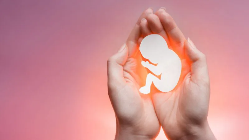 Việc thăm khám lâm sàng giúp bác sĩ xác định tuổi thai chính xác trước khi thực hiện hút chân không 
