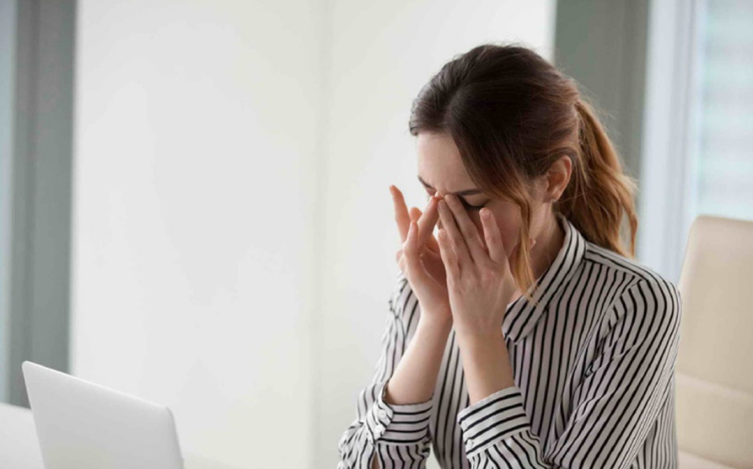 Người mắc trầm cảm ẩn thường dùng công việc và sự bận rộn để khỏa lấp nỗi buồn bên trong 