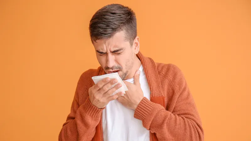 Sốt nhẹ về chiều và ho ra máu là những dấu hiệu cảnh báo bệnh lao phổi điển hình