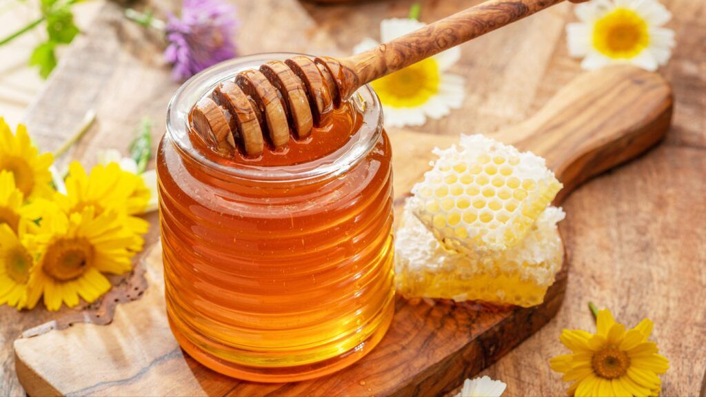 Mật ong nguyên chất chứa nhiều chất chống oxy hóa hỗ trợ bảo vệ mạch máu