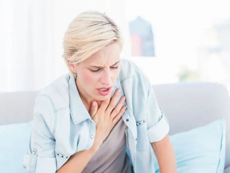 Ho kéo dài và ho có đờm là triệu chứng thường gặp của bệnh giãn phế quản