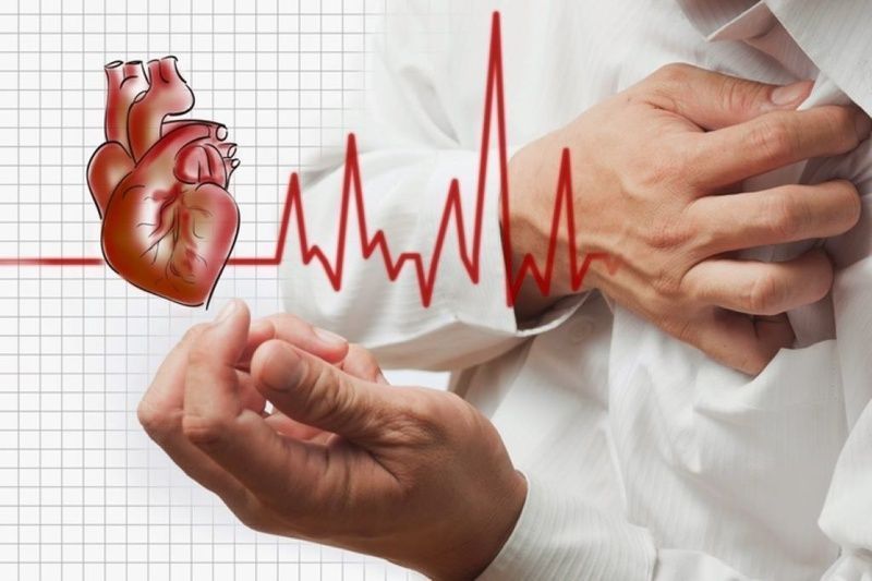 Việc thăm khám lâm sàng và lắng nghe tiếng tim giúp bác sĩ phát hiện các bất thường về nhịp và âm thổi đặc trưng của bệnh cơ tim