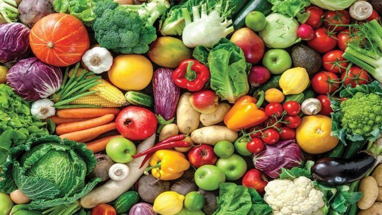 Trái cây tươi giàu vitamin C và chất xơ hỗ trợ đắc lực cho quá trình thanh lọc mỡ máu 