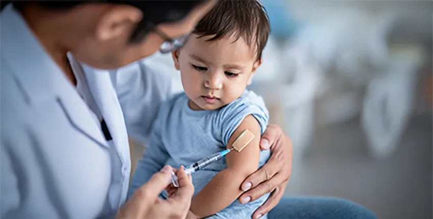 Hình minh họa tiêm vacxin cho sinh viên trước khi đi du học