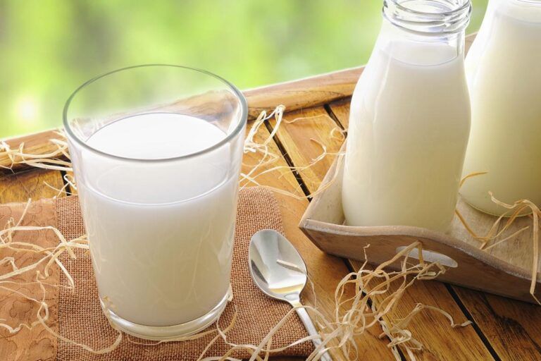 Hình minh họa sữa ít béo, ít đường giúp kiểm soát cân nặng, tránh gây áp lực lên tim mạch