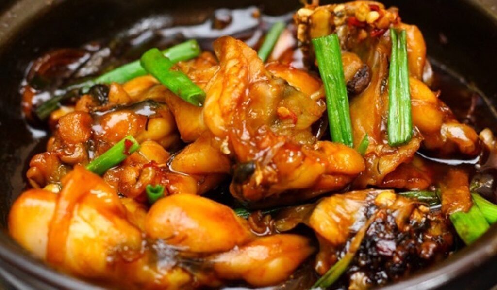 Trong giai đoạn cơn gút cấp bùng phát dữ dội, người bệnh cần kiêng hoàn toàn thịt ếch