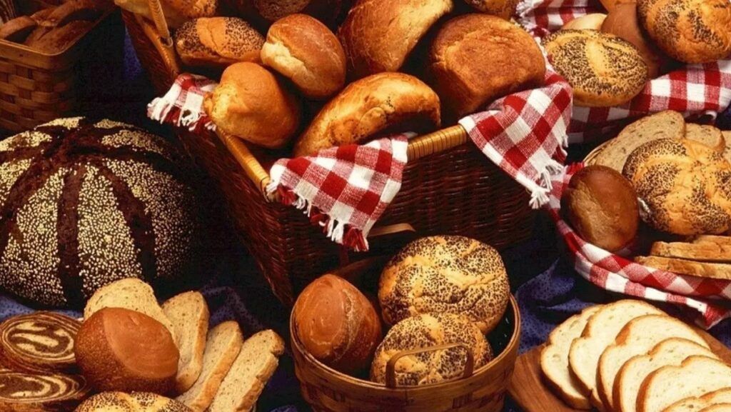 Người phụ nữ ăn bánh mì kèm rau xanh, gợi ý thực đơn giảm cân hiệu quả