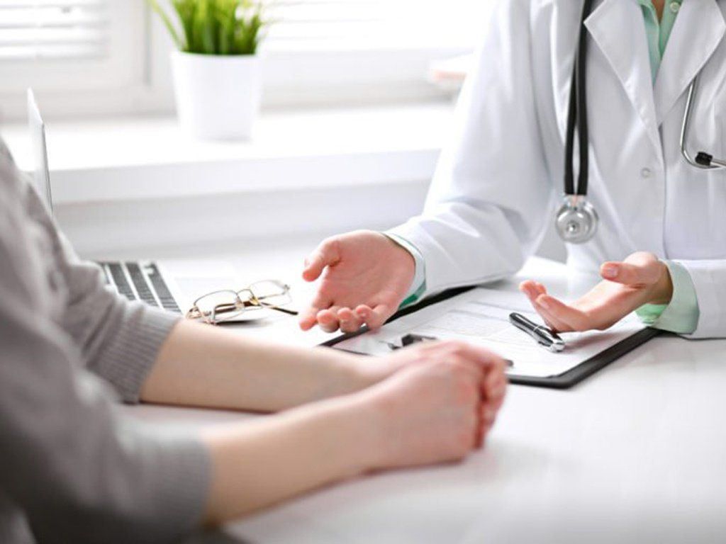 Thăm khám định kỳ giúp bác sĩ theo dõi sát sao sự phát triển của bé yêu 