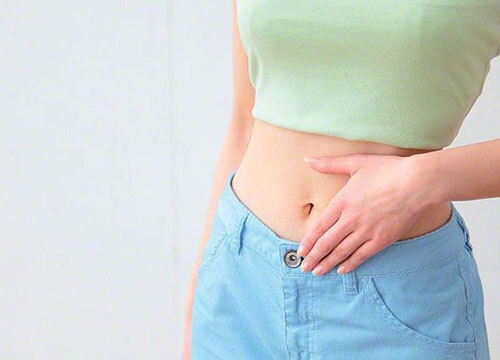 Thói quen mặc quần áo bó sát, chất liệu không thấm hút mồ hôi có thể gây tình trạng kích ứng da vùng kín bên ngoài