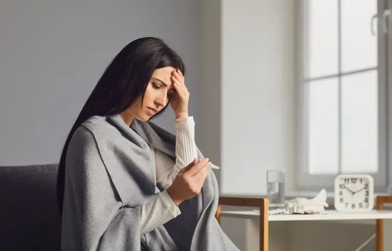 Sốt cao có thể khiến cơ thể mệt mỏi, đau đầu và giảm năng lượng trong sinh hoạt hằng ngày. 