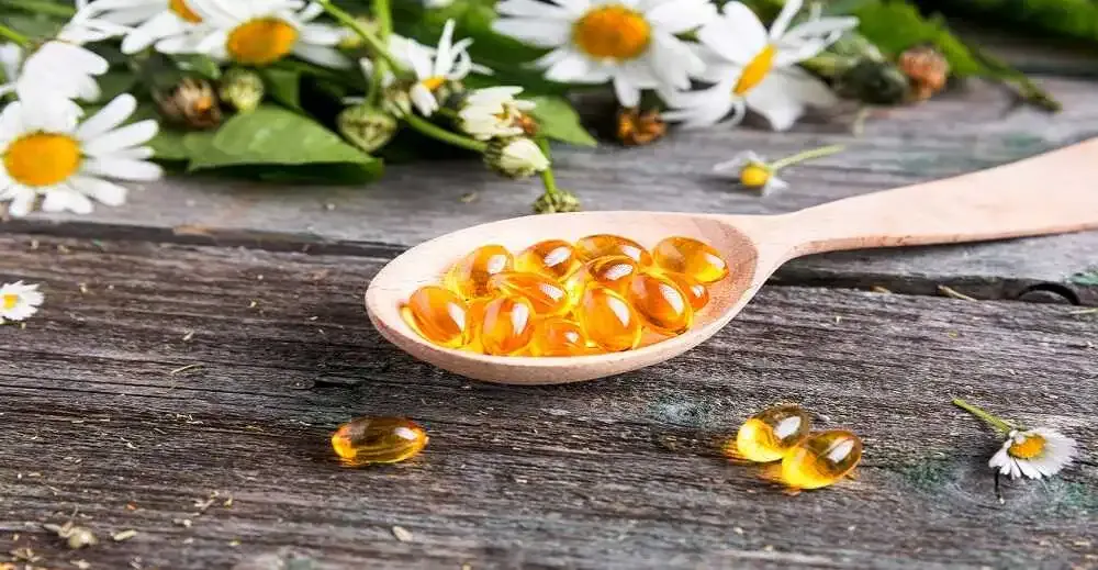 Hình ảnh minh họa các dạng vitamin E thường thấy trong sản phẩm chăm sóc da và thực phẩm bổ sung. 