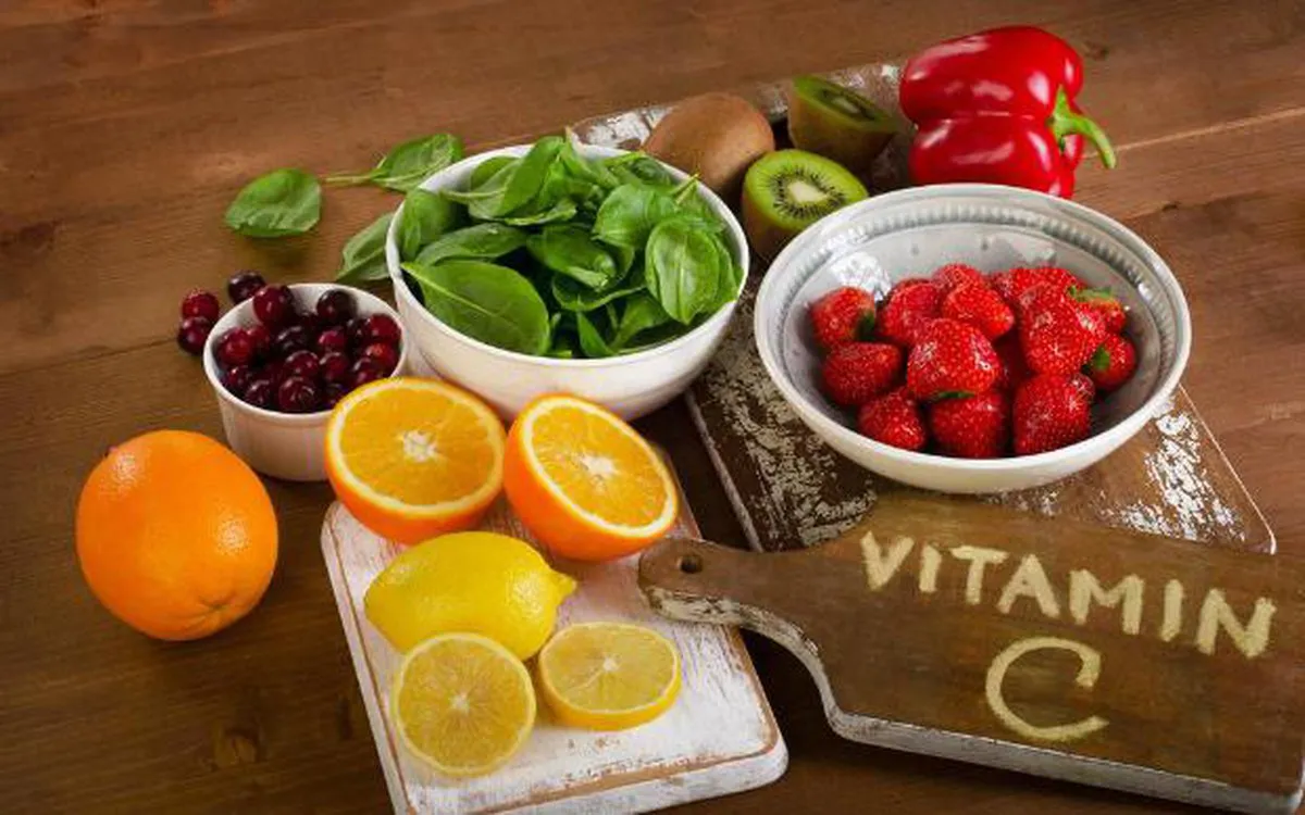Vitamin C có thể giúp giảm mức độ hấp thu và độc tính của một số kim loại nặng như chì. Một số nghiên cứu cho thấy bổ sung vitamin C có thể giúp giảm nồng độ chì trong máu ở những người tiếp xúc với kim loại này. Vitamin C có thể được bổ sung thông qua thực phẩm hoặc các sản phẩm bổ sung