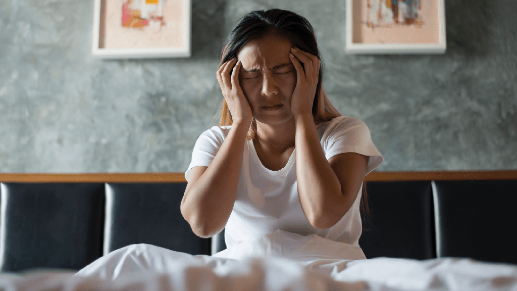 Hình ảnh minh họa các biện pháp chăm sóc giúp cải thiện sưng bọng mắt dưới như ngủ đủ giấc, dưỡng ẩm và chườm lạnh
