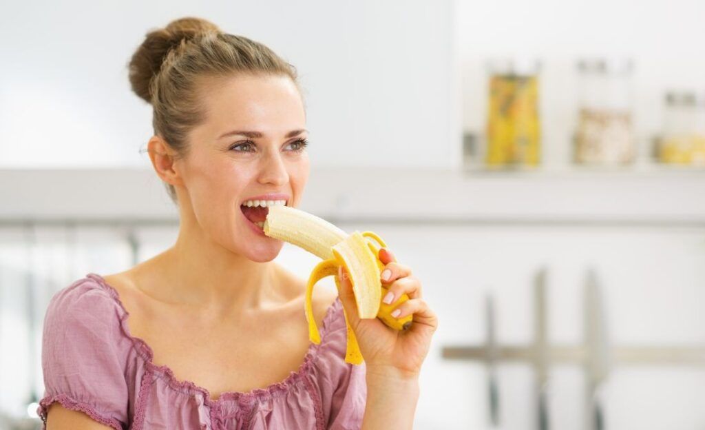 Người bệnh nên chọn chuối chín tới và ăn với liều lượng vừa phải mỗi ngày 
