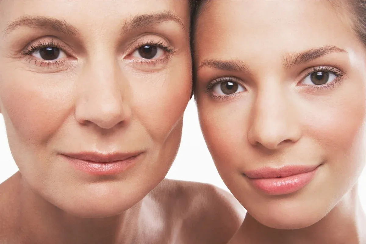 Nhân viên y tế tư vấn các công dụng của hoạt chất retinol trong việc phục hồi làn da lão hóa 