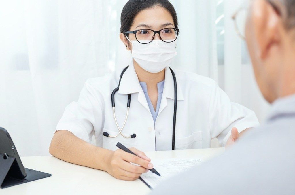Thăm khám chuyên gia ngay khi có những dấu hiệu nghi ngờ viêm khớp dạng thấp
