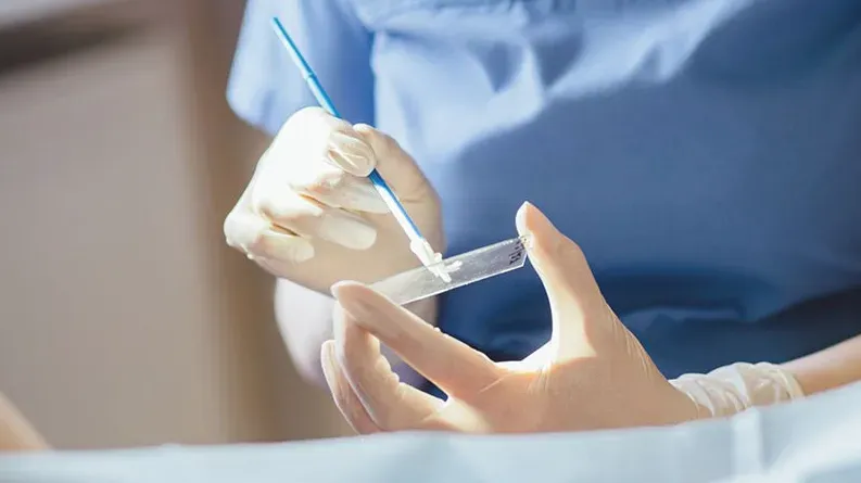 Hình minh họa khám phụ khoa và thực hiện xét nghiệm PAP smear định kỳ giúp tầm soát ung thư cổ tử cung hiệu quả