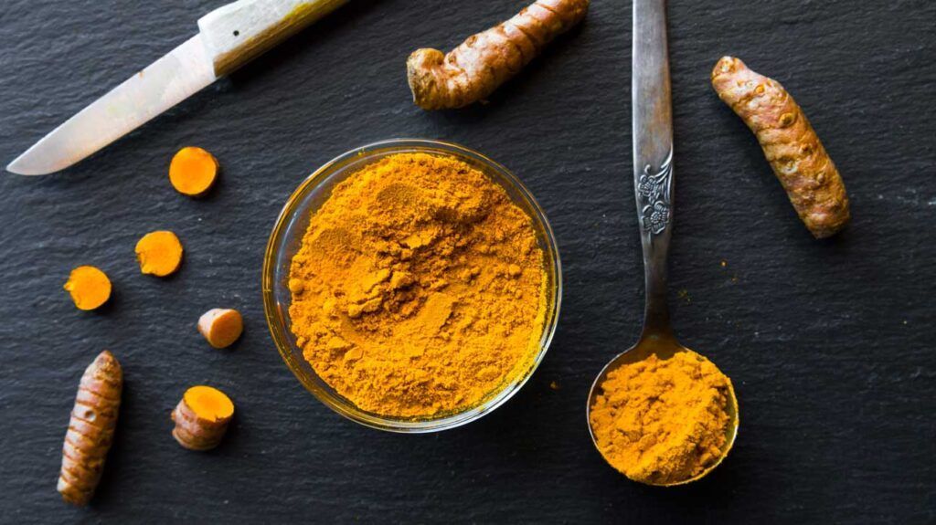 Nghệ chứa curcumin giúp kháng viêm và bảo vệ niêm mạc dạ dày trong suốt quá trình điều trị. 