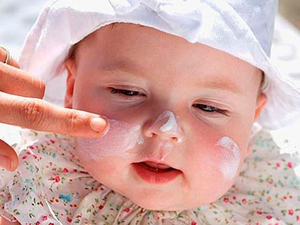 Thoa kem dưỡng ẩm dịu nhẹ là giải pháp quan trọng giúp phục hồi màng bảo vệ da cho bé