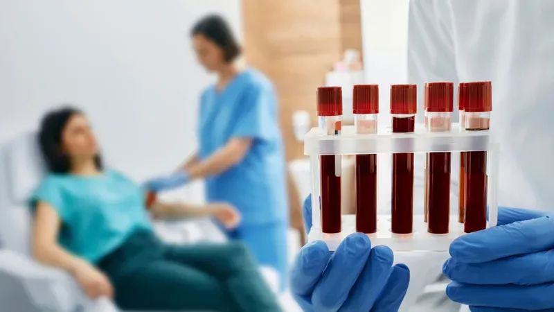 Thăm khám và thực hiện xét nghiệm máu là cách duy nhất để khẳng định chắc chắn tình trạng mang thai 