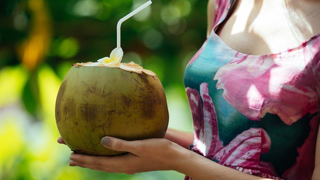 Thưởng thức nước dừa đúng liều lượng giúp duy trì sự ổn định cho chỉ số huyết áp 
