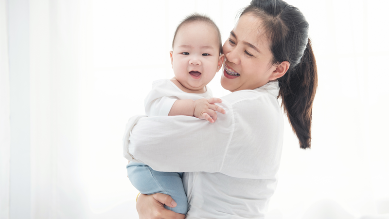 Nuôi con bằng sữa mẹ trực tiếp giúp trì hoãn sự quay lại của kinh nguyệt 