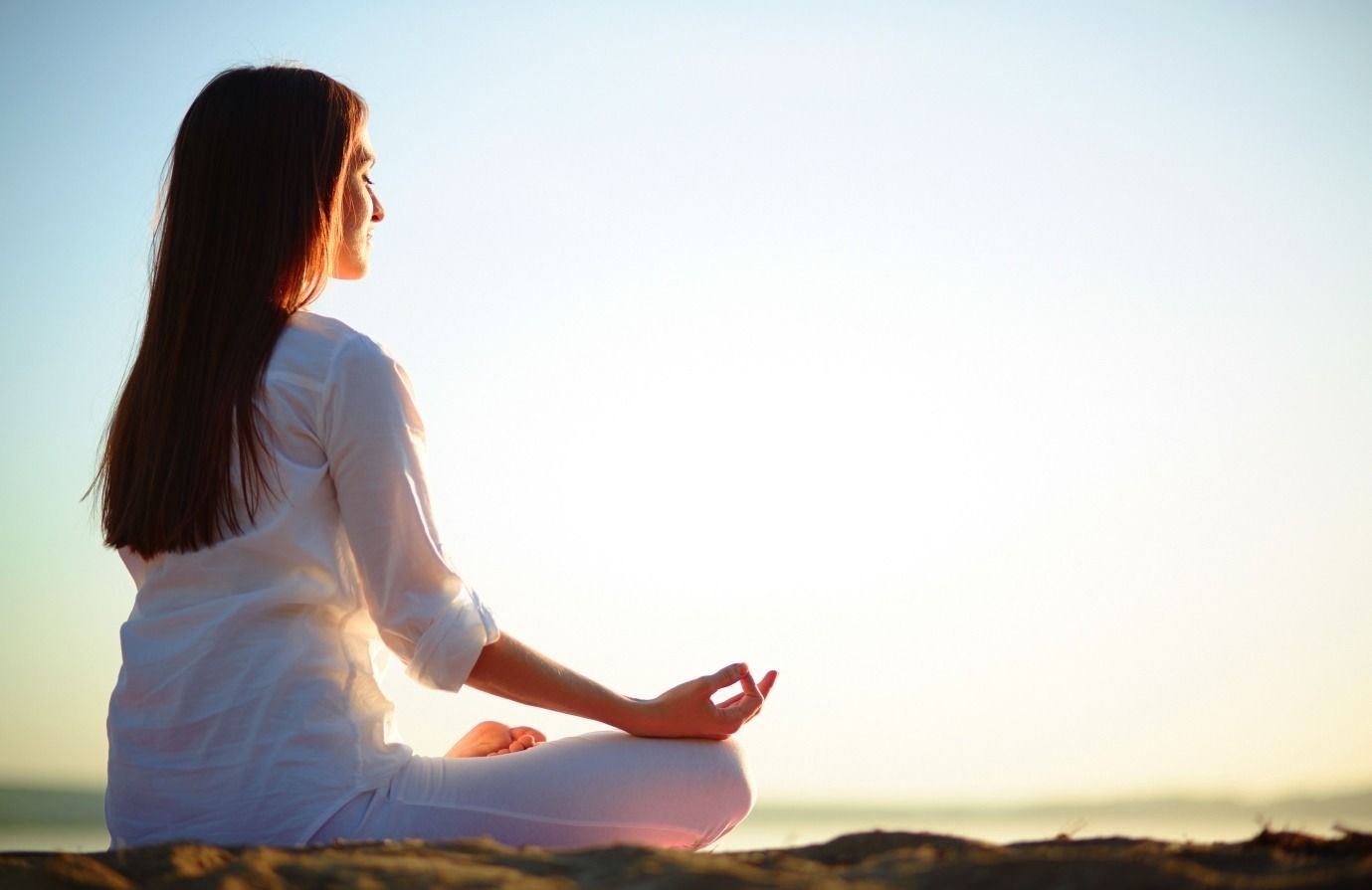 Luyện tập yoga hoặc thiền định vào cuối ngày giúp xoa dịu hệ thần kinh, tạo tiền đề cho giấc ngủ ngon