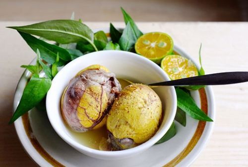 Thành phần dinh dưỡng trong trứng vịt lộn rất đa dạng nhưng chứa hàm lượng cholesterol cao