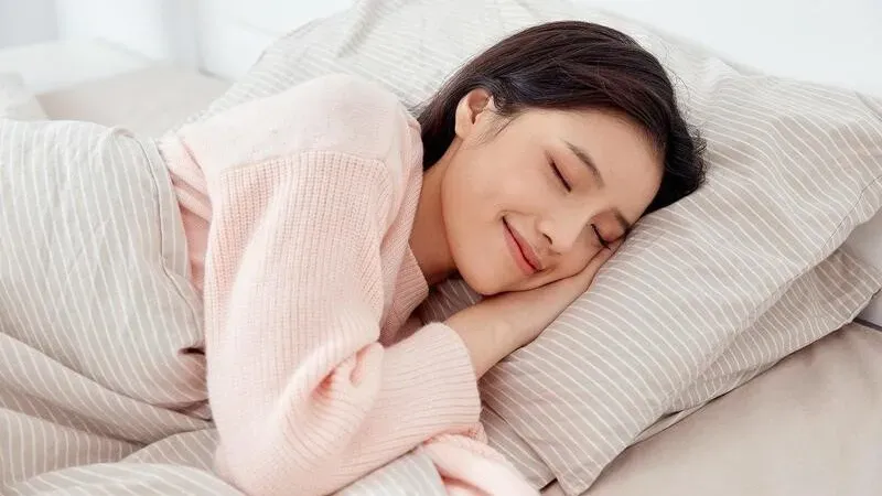 Hình ảnh thực phẩm giàu omega 3 như cá biển, hạt lanh và các loại hạt. 