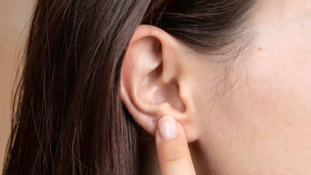 Thói quen sử dụng tăm bông ngoáy tai thường xuyên là nguyên nhân hàng đầu gây trầy xước ống tai và dẫn đến tình trạng ngứa tai dai dẳng.