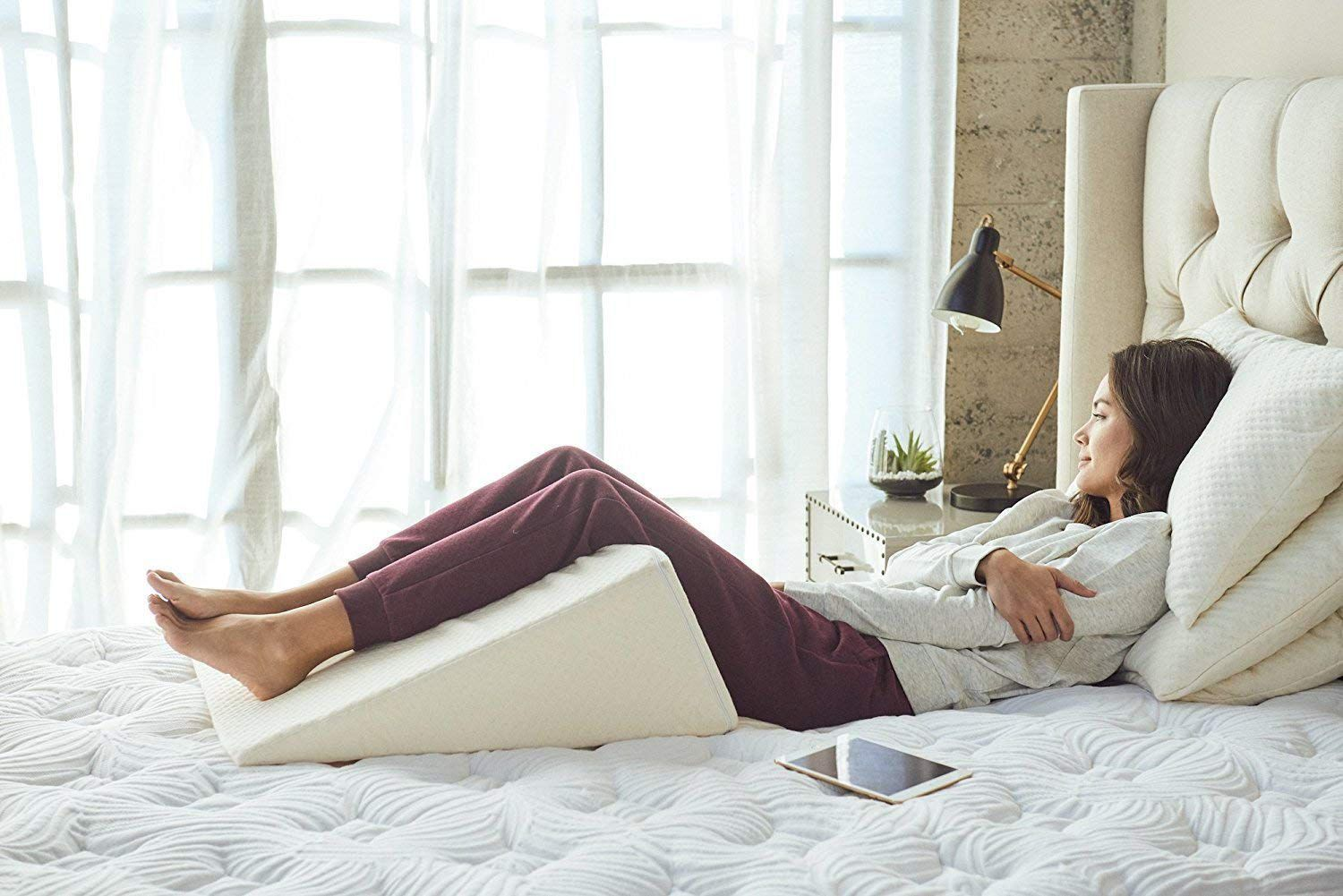 Kê cao chân khi nằm nghỉ ngơi giúp giảm bớt tình trạng dồn ứ dịch viêm gây sưng phù khớp 
