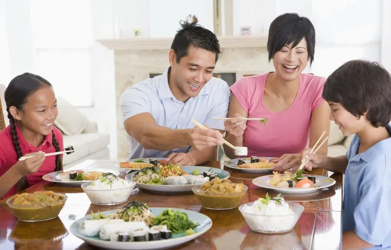 Nghỉ ngơi và bổ sung dinh dưỡng giúp cơ thể phục hồi nhanh chóng sau tiêm chủng 