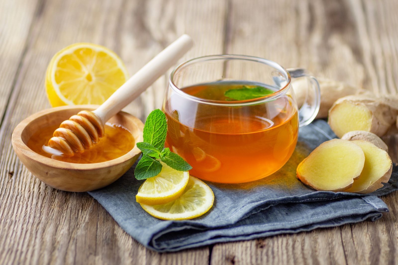 Một ly trà gừng mật ong ấm giúp làm ấm phế quản và dịu cổ họng ngay lập tức 