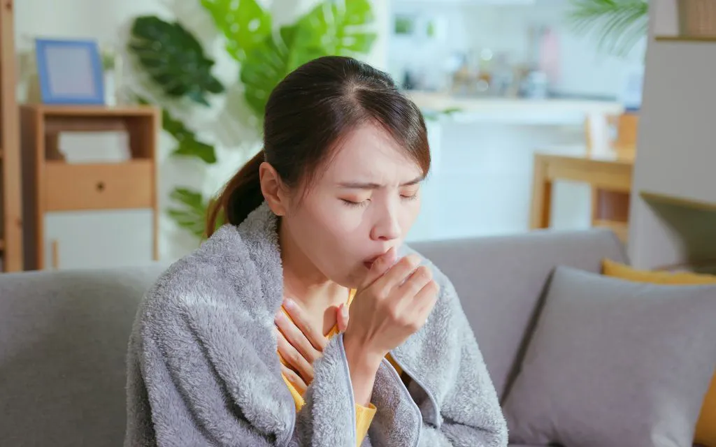 Kết hợp việc thay đổi tư thế ngồi thẳng và uống trà gừng mật ong là phương pháp hữu hiệu nhất giúp bạn cắt cơn ho kịch phát trong thời gian ngắn. 