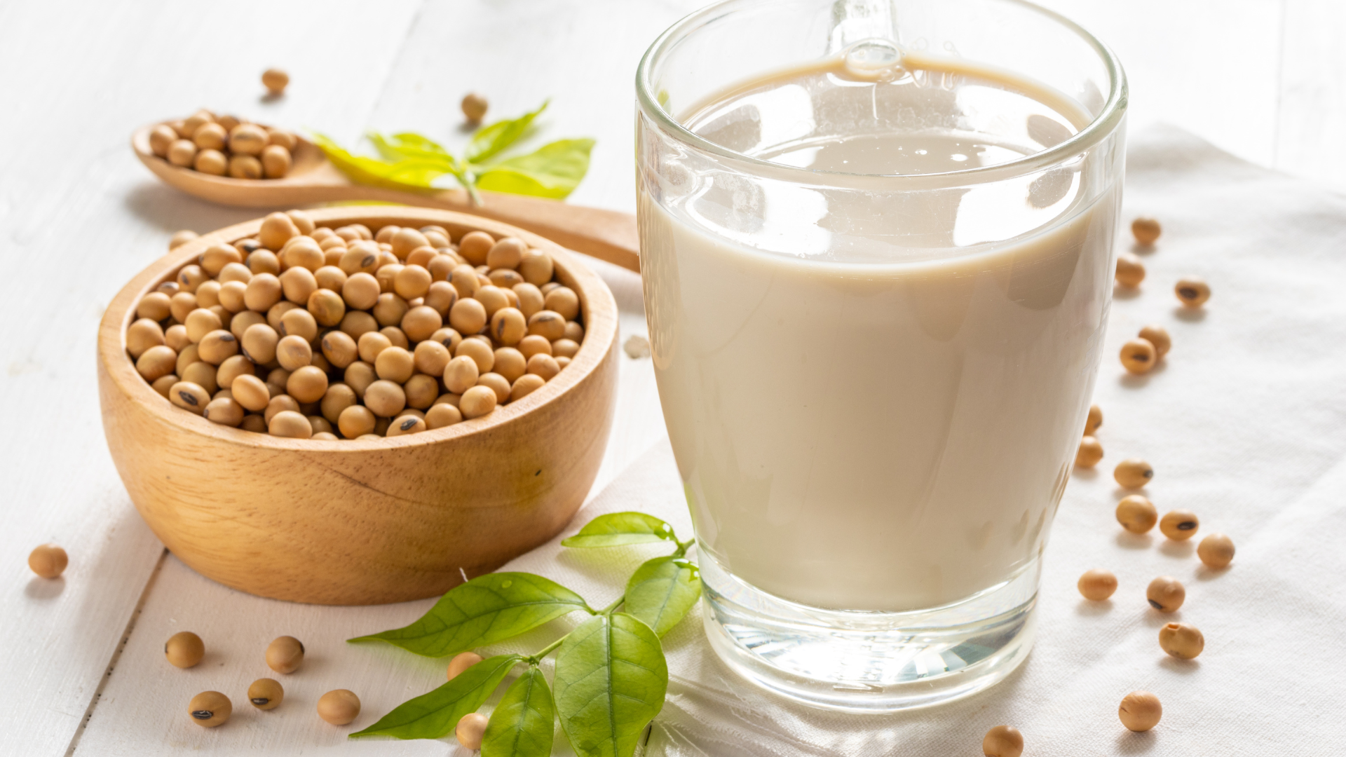 Uống sữa đậu nành nguyên chất mỗi ngày giúp bổ sung Isoflavone kích thích tăng kích thước vòng 1 tự nhiên