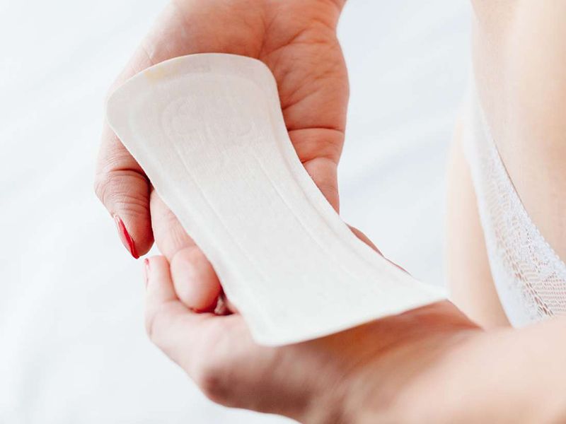 Sử dụng băng vệ sinh chất lượng giúp hạn chế sự phát triển của vi khuẩn gây mùi