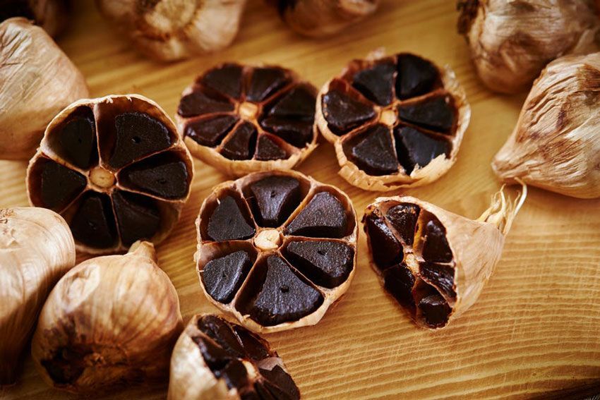Đặc điểm của tỏi đen đạt chuẩn với màu đen tuyền và cấu trúc mềm dẻo (Nguồn: Sưu tầm)