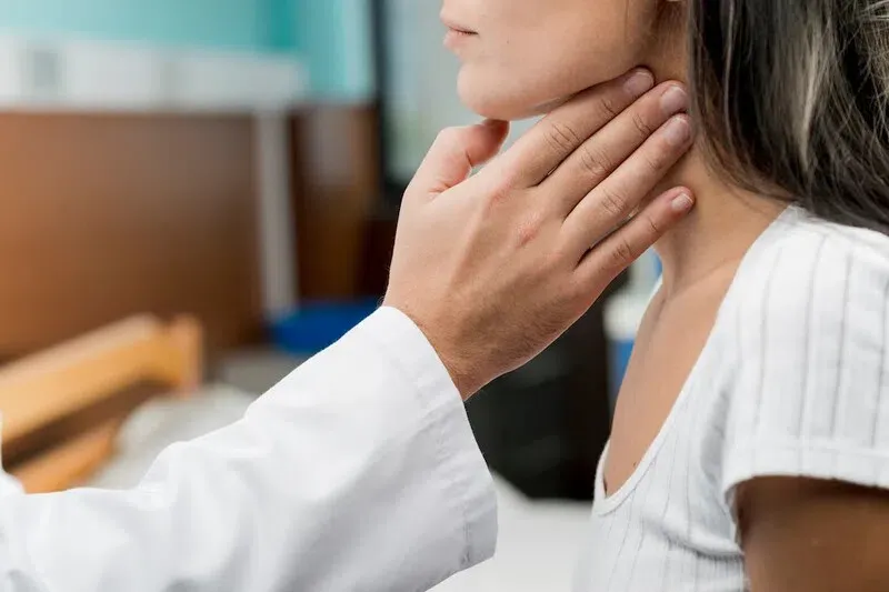 Khuyến khích tìm đến các chuyên gia y tế để kiểm tra tuyến giáp khi có bất cứ dấu hiệu bất thường nào
