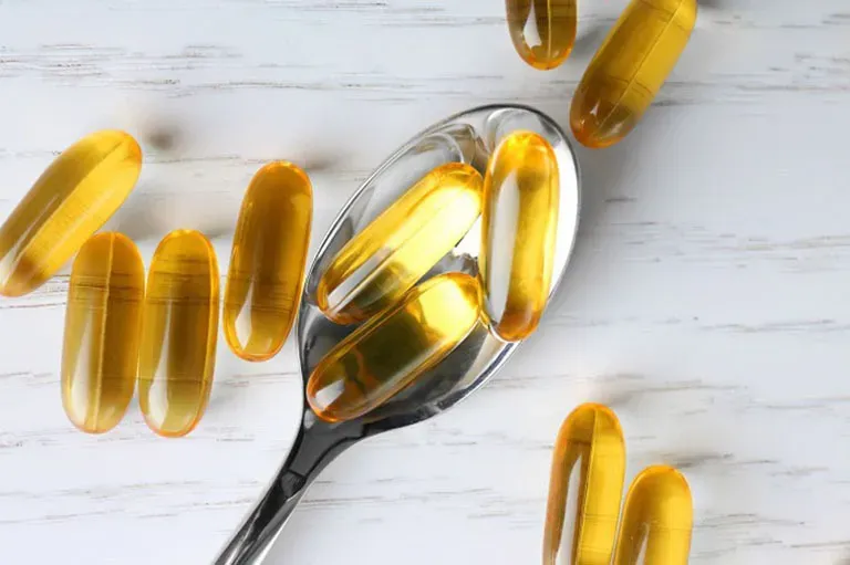 Hình ảnh viên nang omega 3 được sử dụng trong chế độ bổ sung dinh dưỡng. 